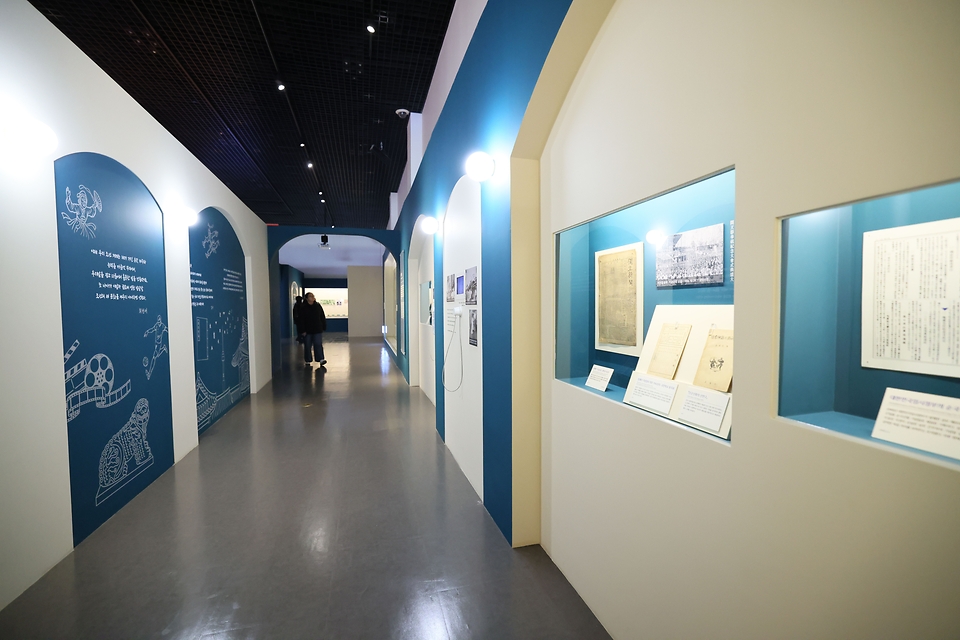 광화문에 자리잡은 대한민국역사박물관은 18일부터 광복80주년 기념 '1945-1948 역사 되찾기 다시 우리로'  특별전을 열었다. 이번 전시는 일제 강점기를 거쳐 말과 역사, 문화와 자긍심을 회복해간 우리의 이야기를 담았다. 이보다 앞서 지난 11일에 개막한 '밤 풍경'은 오늘날의 자유로운 밤을 누리기 전까지의 통제와 변화의 시대상을 보여준다.