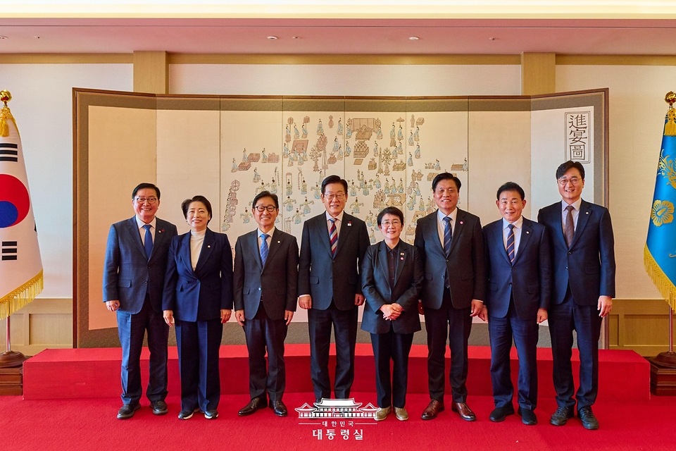 이재명 대통령이 18일 용산 대통령실에서 열린 더불어민주당 대전, 충남 국회의원 오찬 간담회 참석자들과 기념촬영을 하고 있다.