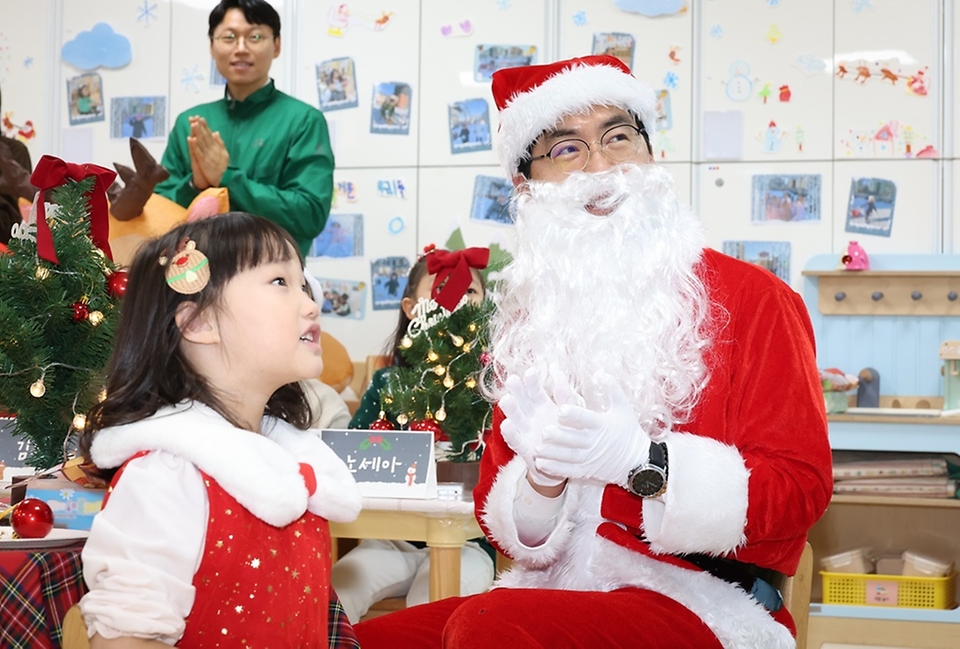 김민재 행정안전부 차관이 19일 크리스마스를 앞두고 정부서울청사 내 어린이집을 방문해 아이들과 대화를 나누고 있다.