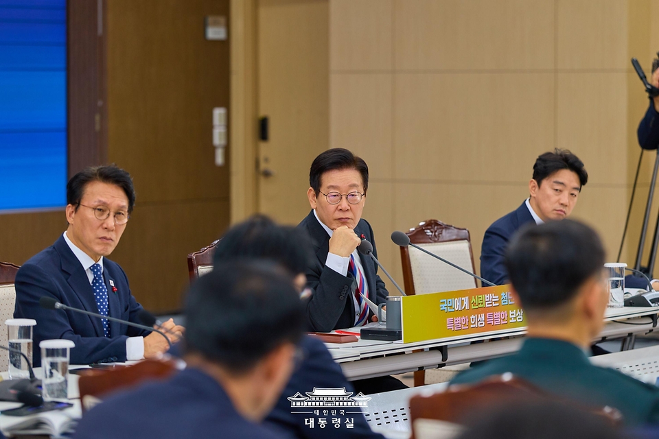 이재명 대통령이 18일 서울 용산구 국방부에서 열린 국방부·국가보훈부 업무보고에 참석해 있다.