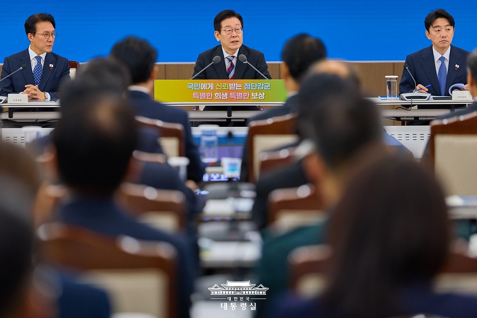 이재명 대통령이 18일 서울 용산구 국방부에서 열린 국방부·국가보훈부 업무보고에서 발언하고 있다.