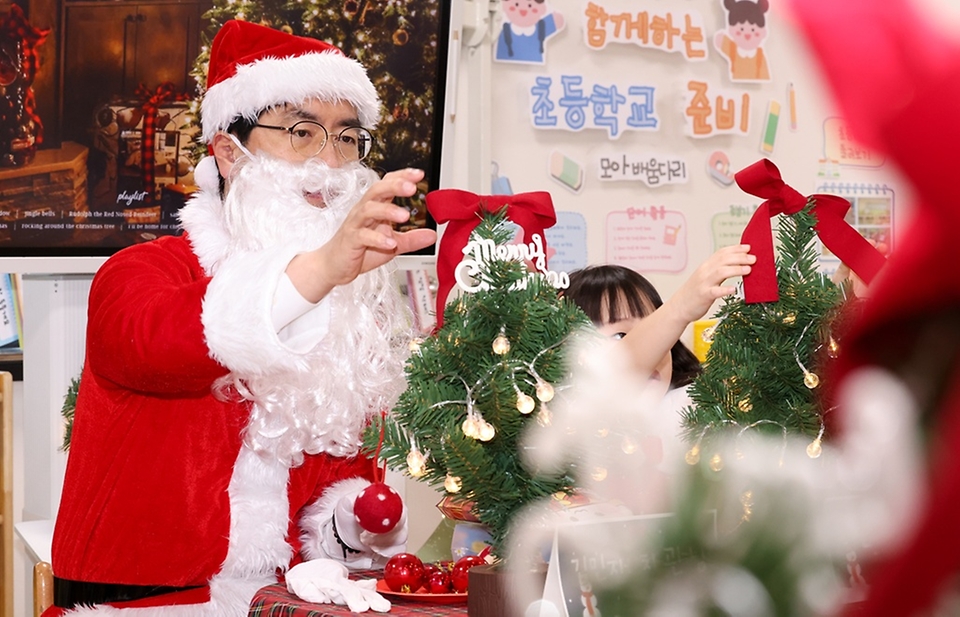 김민재 행정안전부 차관이 19일 크리스마스를 앞두고 정부서울청사 내 어린이집을 방문해 아이들과 트리 만들기를 하고 있다.