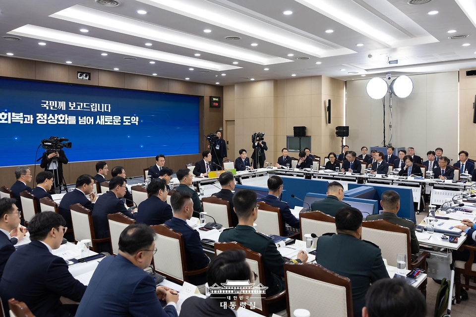 이재명 대통령이 18일 서울 용산구 국방부에서 열린 국방부·국가보훈부 업무보고에서 발언하고 있다.