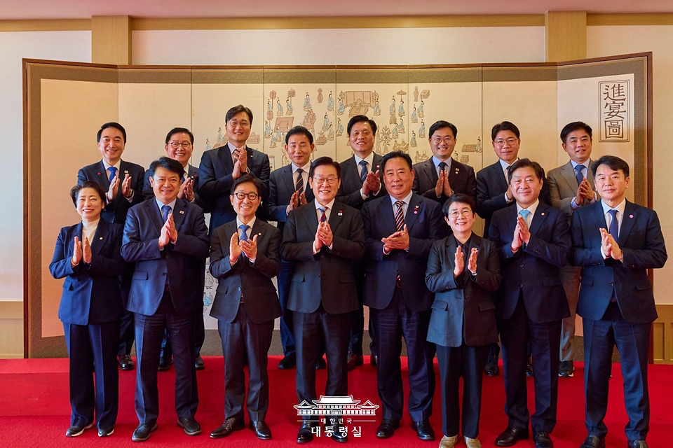 이재명 대통령이 18일 용산 대통령실에서 열린 더불어민주당 대전, 충남 국회의원 오찬 간담회 참석자들과 기념촬영을 하고 있다.