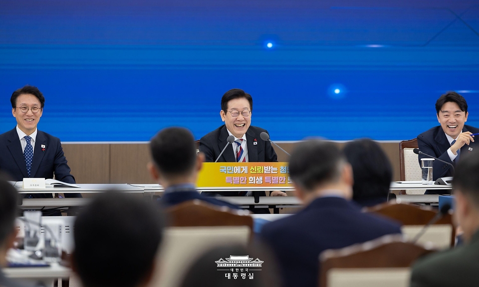 이재명 대통령이 18일 서울 용산구 국방부에서 열린 국방부·국가보훈부 업무보고에서 발언하고 있다.