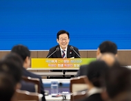 이재명 대통령이 18일 서울 용산구 국방부에서 열린 국방부·국가보훈부 업무보고에서 미소 짓고 있다.