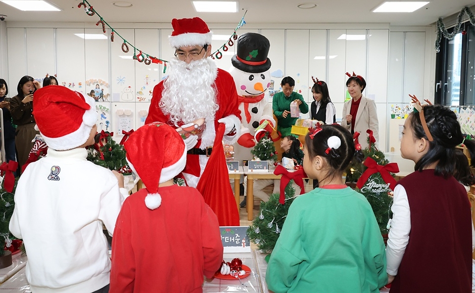 김민재 행정안전부 차관이 19일 크리스마스를 앞두고 정부서울청사 내 어린이집을 방문해 아이들에게 선물을 나눠주고 있다.