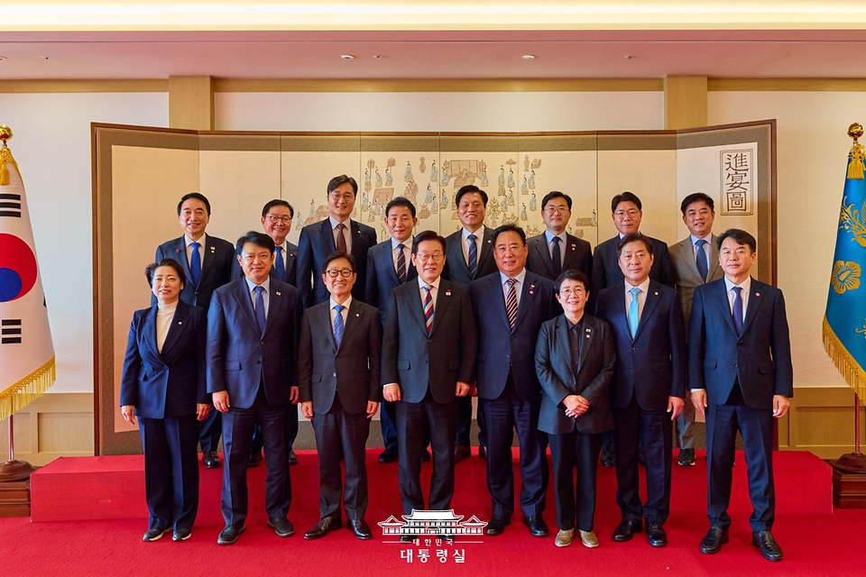 이재명 대통령이 18일 용산 대통령실에서 열린 더불어민주당 대전, 충남 국회의원 오찬 간담회 참석자들과 기념촬영을 하고 있다.