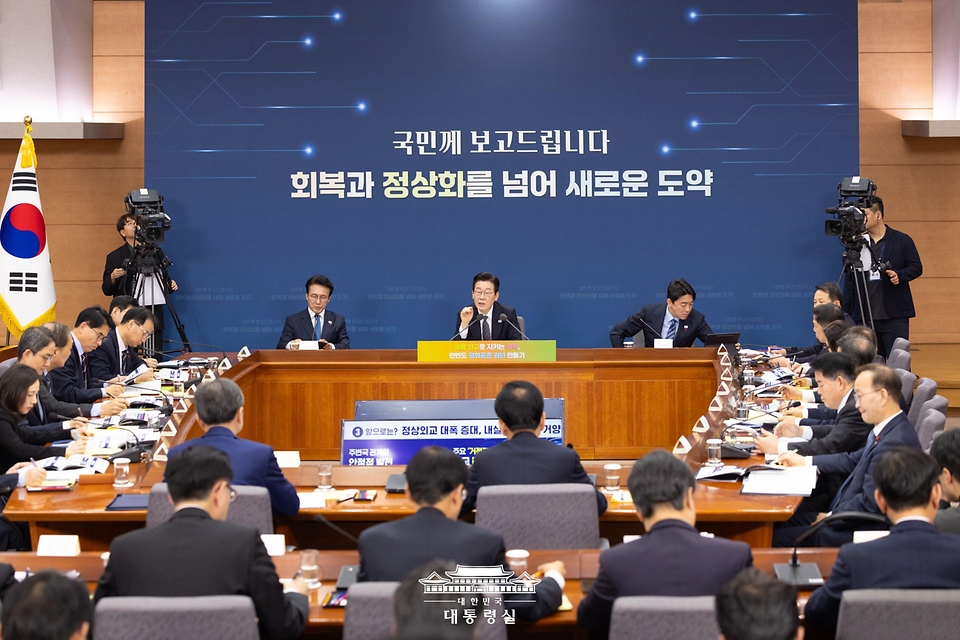 이재명 대통령이 19일 서울 종로구 정부서울청사 별관에서 열린 외교부(재외동포청)·통일부 업무보고에서 발언하고 있다.