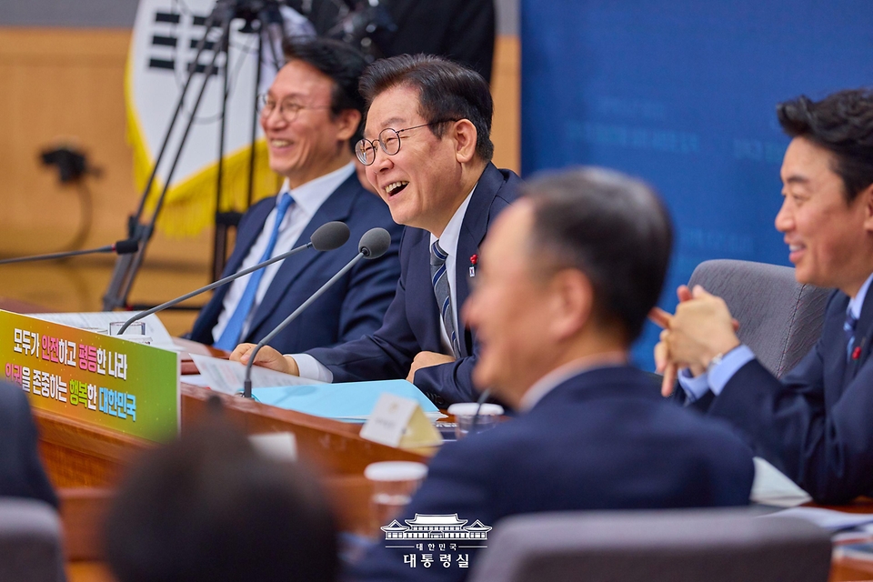 이재명 대통령이 19일 서울 종로구 정부서울청사 별관에서 열린 법무부(대검찰청)·성평등가족부 업무보고에서 미소 짓고 있다.