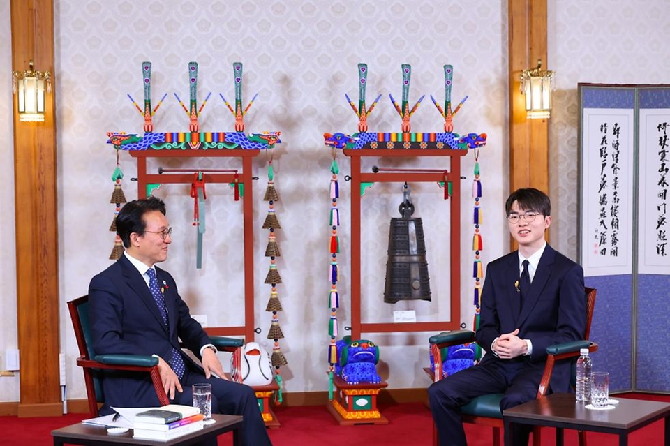 김민석 국무총리가 지난 18일 총리서울공관에서 프로게이머 '페이커' 이상혁 선수를 초청해 '제7차 토론나라: 총리의 인터뷰'를 진행하고 있다.