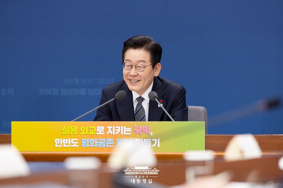 이재명 대통령이 19일 서울 종로구 정부서울청사 별관에서 열린 외교부(재외동포청)·통일부 업무보고에서 발언하고 있다.