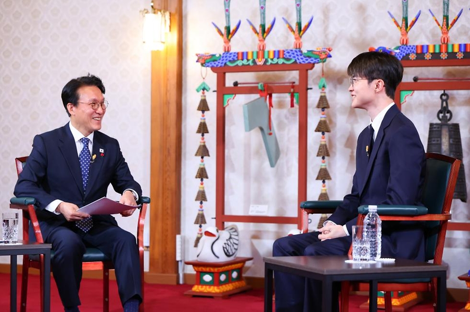 김민석 국무총리가 지난 18일 총리서울공관에서 프로게이머 '페이커' 이상혁 선수를 초청해 '제7차 토론나라: 총리의 인터뷰'를 진행하고 있다.