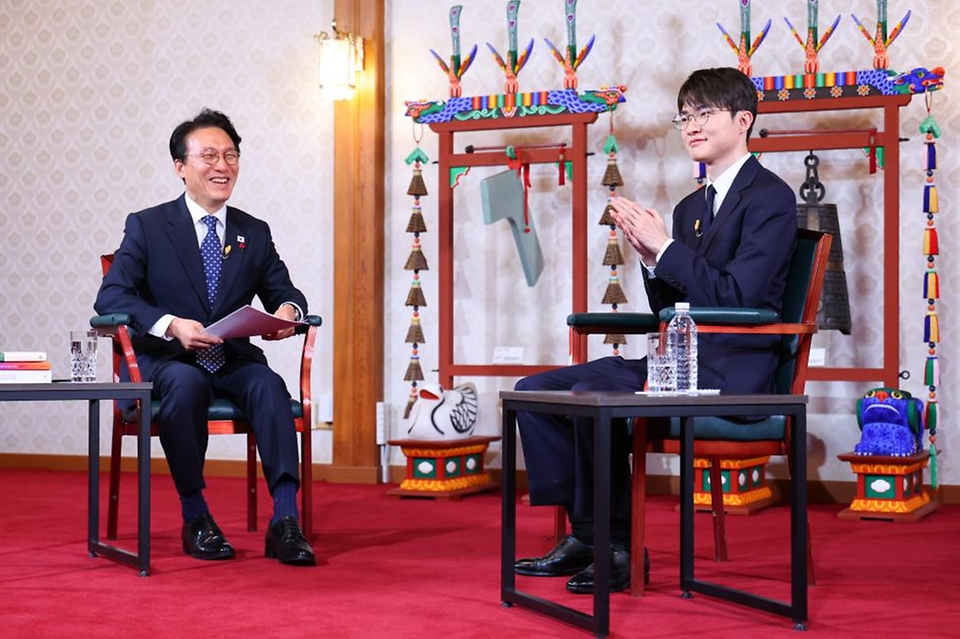 김민석 국무총리가 지난 18일 총리서울공관에서 프로게이머 '페이커' 이상혁 선수를 초청해 '제7차 토론나라: 총리의 인터뷰'를 진행하고 있다.