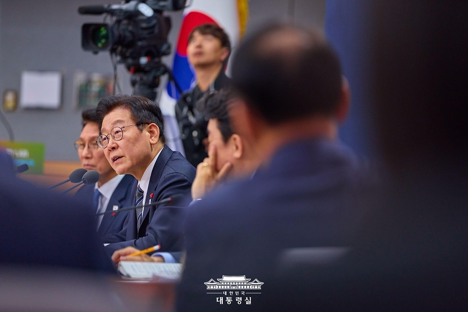 이재명 대통령이 19일 서울 종로구 정부서울청사 별관에서 열린 법무부(대검찰청)·성평등가족부 업무보고에서 발언하고 있다. 