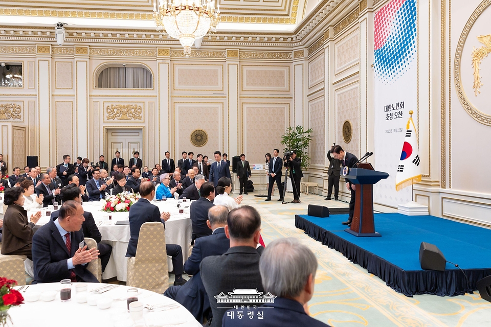이재명 대통령이 22일 청와대 영빈관에서 열린 대한노인회 초청 오찬에서 인사하고 있다.