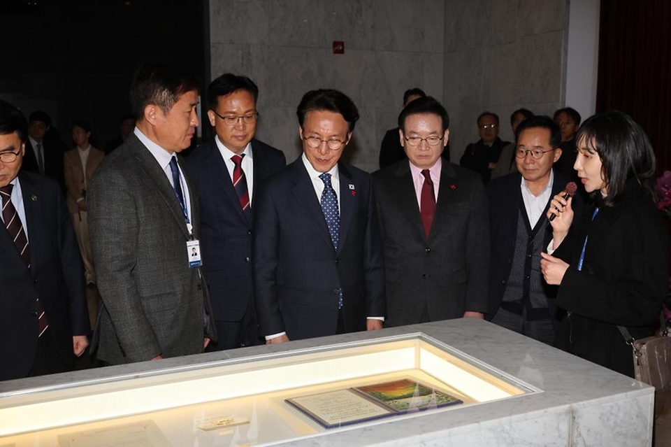 김민석 국무총리가 20일 전남 목포시 김대중 노벨평화상 기념관을 방문, 전시실을 둘러보고 있다.