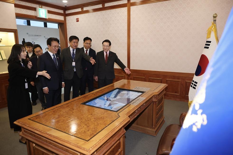 김민석 국무총리가 20일 전남 목포시 김대중 노벨평화상 기념관을 방문, 전시실을 둘러보고 있다.