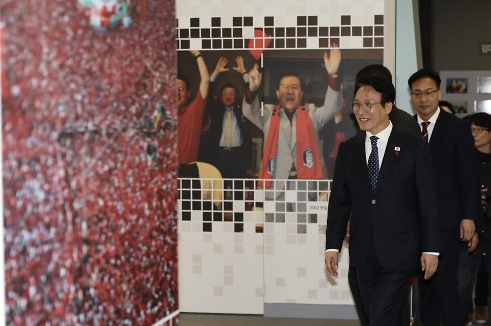 김민석 국무총리가 20일 전남 목포시 김대중 노벨평화상 기념관을 방문, 전시실을 둘러보고 있다.