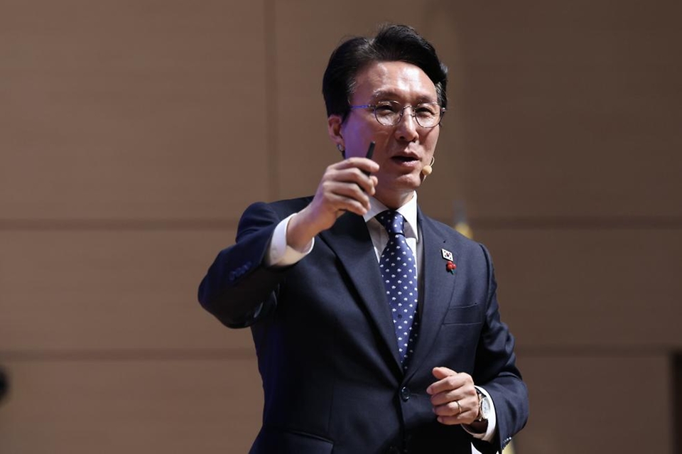 김민석 국무총리가 20일 전남 무안군 전남도청에서 열린 K-국정설명회에서 강연을 하고 있다.