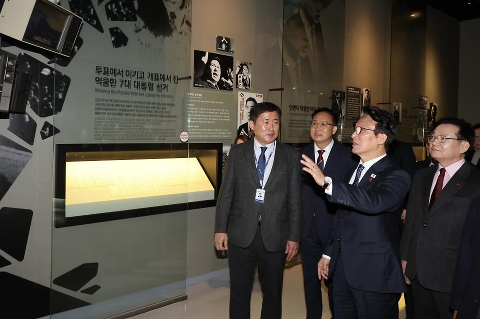 김민석 국무총리가 20일 전남 목포시 김대중 노벨평화상 기념관을 방문, 전시실을 둘러보고 있다.