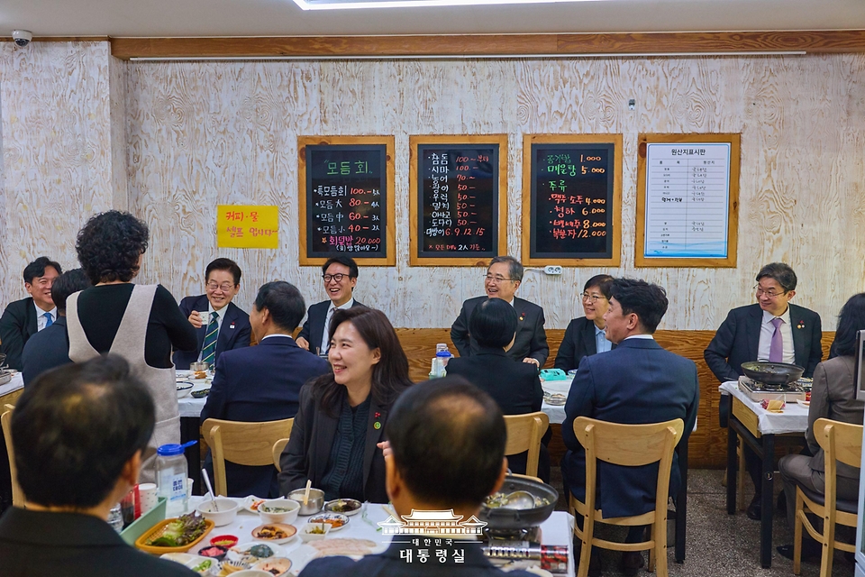 이재명 대통령이 23일 부산 진구 부전시장에 위치한 음식점을 찾아 국무위원들과 점심식사를 하던 중 상인과 대화를 하고 있다. 
