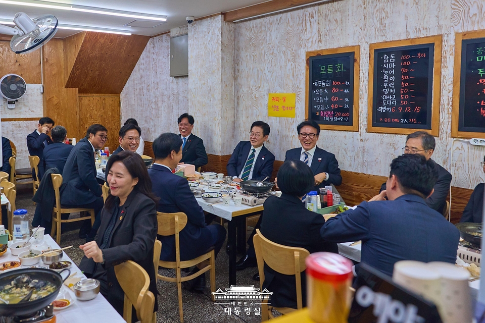 이재명 대통령이 23일 부산 진구 부전시장에 위치한 음식점을 찾아 국무위원들과 점심식사를 하고 있다. 