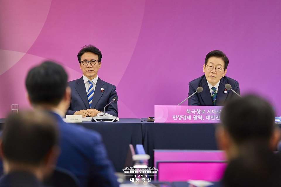 이재명 대통령이 23일 부산 동구 해양수산부 청사에서 열린 해양수산부(해양경찰청) 업무보고에서 참석자의 발언을 경청하고 있다.