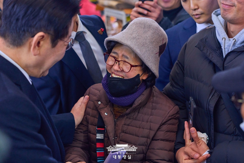 이재명 대통령이 23일 부산 진구 부전시장을 찾아 상인들과 대화하고 있다. 