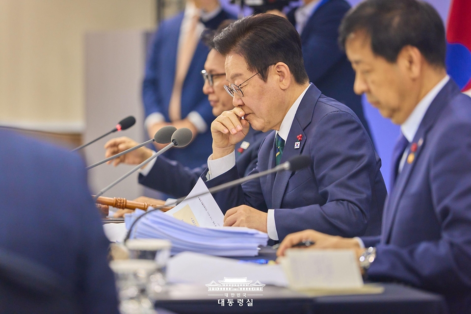 이재명 대통령이 23일 부산 동구 해양수산부 청사에서 열린 국무회의를 주재하고 있다.