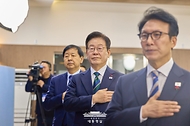 이재명 대통령이 23일 부산 동구 해양수산부 청사에서 열린 국무회의에서 국민의례를 하고 있다.
