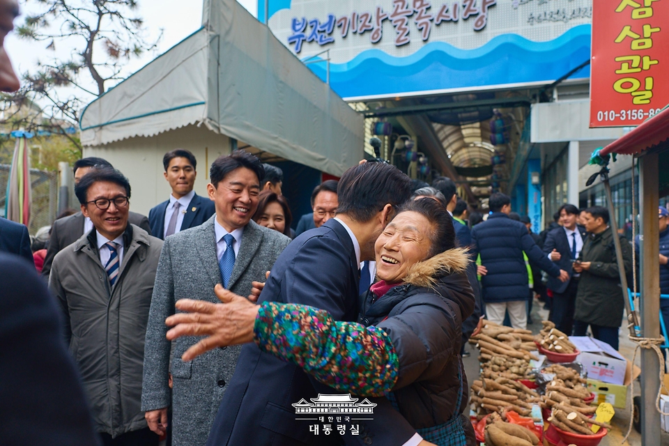 이재명 대통령이 23일 부산 진구 부전시장을 찾아 상인들과 대화하고 있다.