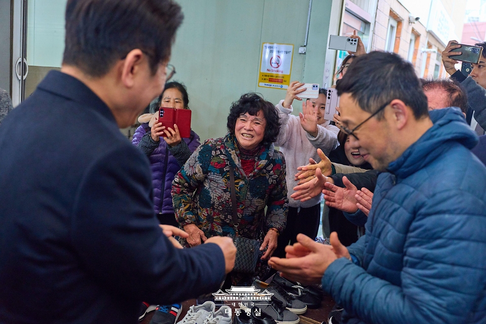 이재명 대통령이 23일 부산 진구 부전시장을 찾아 상인들과 대화하고 있다. 