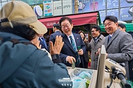 이재명 대통령이 23일 부산 진구 부전시장을 찾아 상인들과 대화하고 있다.