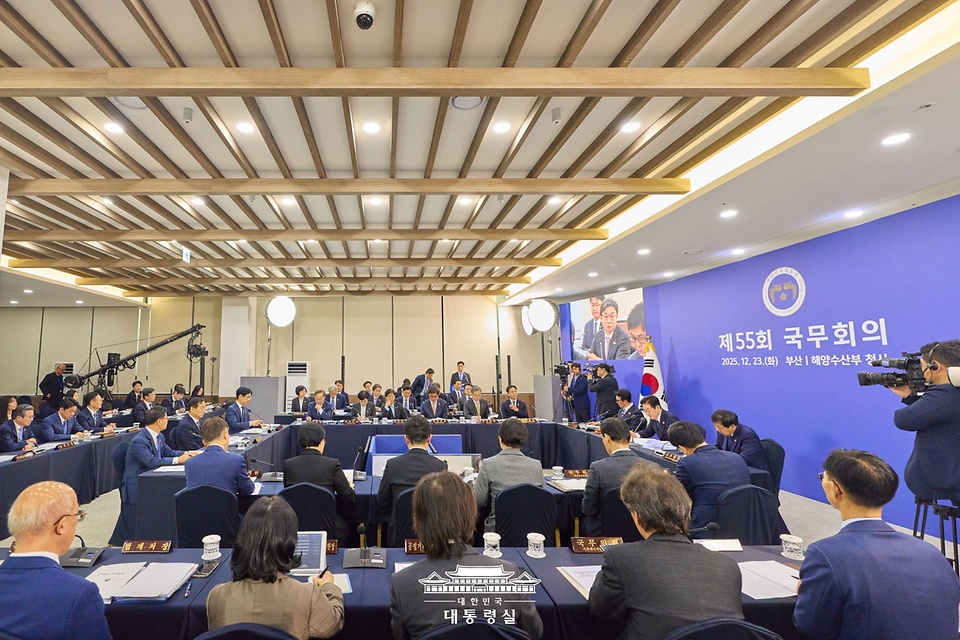 이재명 대통령이 23일 부산 동구 해양수산부 청사에서 열린 국무회의에서 발언하고 있다.