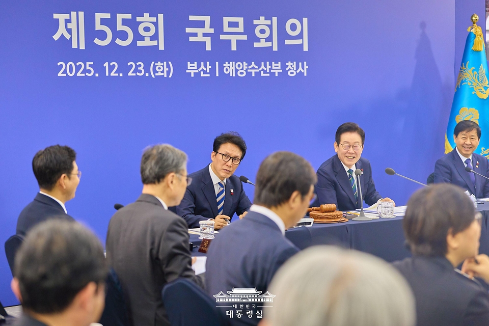 이재명 대통령이 23일 부산 동구 해양수산부 청사에서 열린 국무회의를 주재하고 있다.