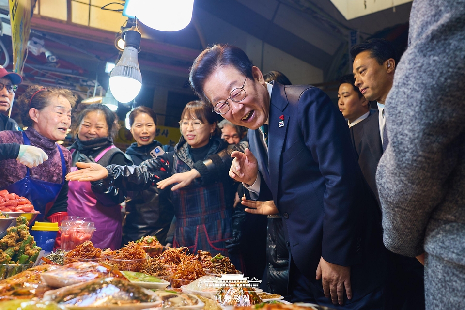 이재명 대통령이 23일 부산 진구 부전시장을 찾아 상인들과 대화하고 있다.