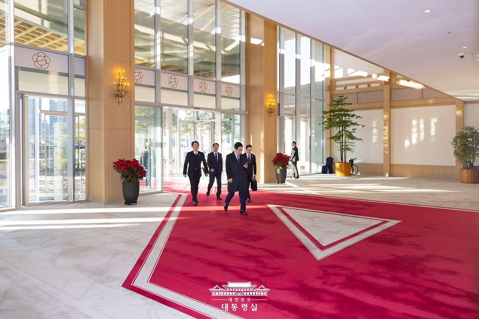 이재명 대통령이 26일 청와대 복귀를 앞두고 용산 대통령실로 마지막 출근을 하고 있다.