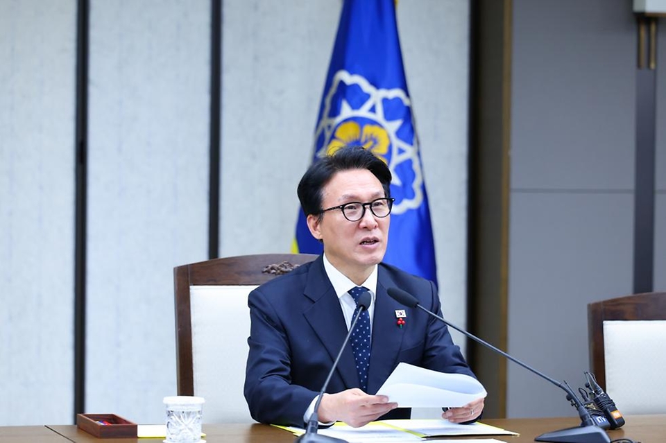 김민석 국무총리가 24일 세종 다솜로 정부세종청사에서 자살 예방 관계 장관회의를 주재하고 있다.