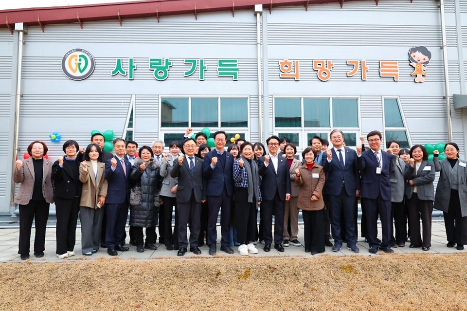 김민석 국무총리가 24일 충북 청주시 아동양육시설인 늘푸른아동원을 방문, 아이들과 함께 크리스마스 트리를 만들고 아이들에게 선물을 전달하고 있다.