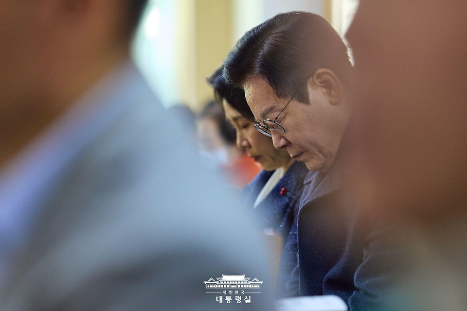 이재명 대통령과 김혜경 여사가 25일 인천 계양구 해인교회에서 열린 성탄 예배에서 기도를 하고 있다. 