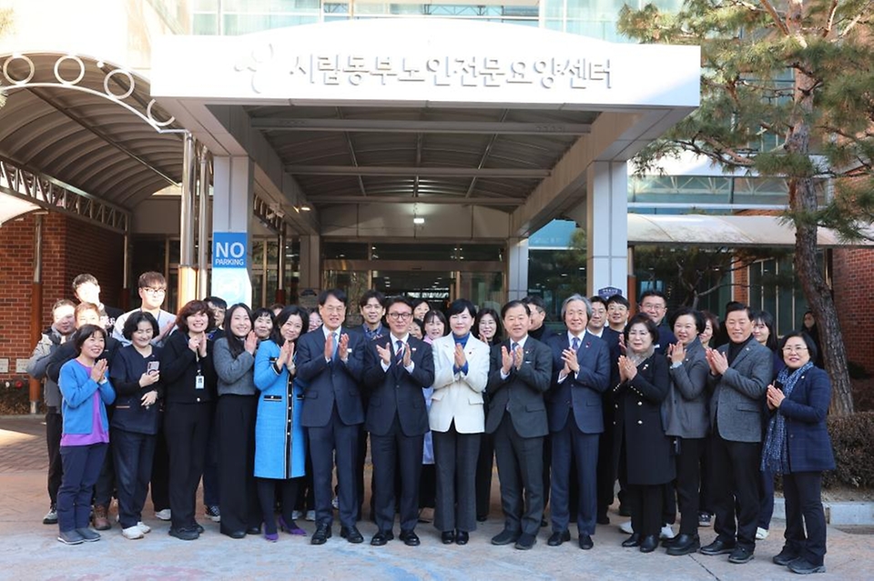 김민석 국무총리가 26일 성동구 시립동부노인전문요양센터를 방문, 시설 참관 및 어르신들과 인사를 나누고 있다.