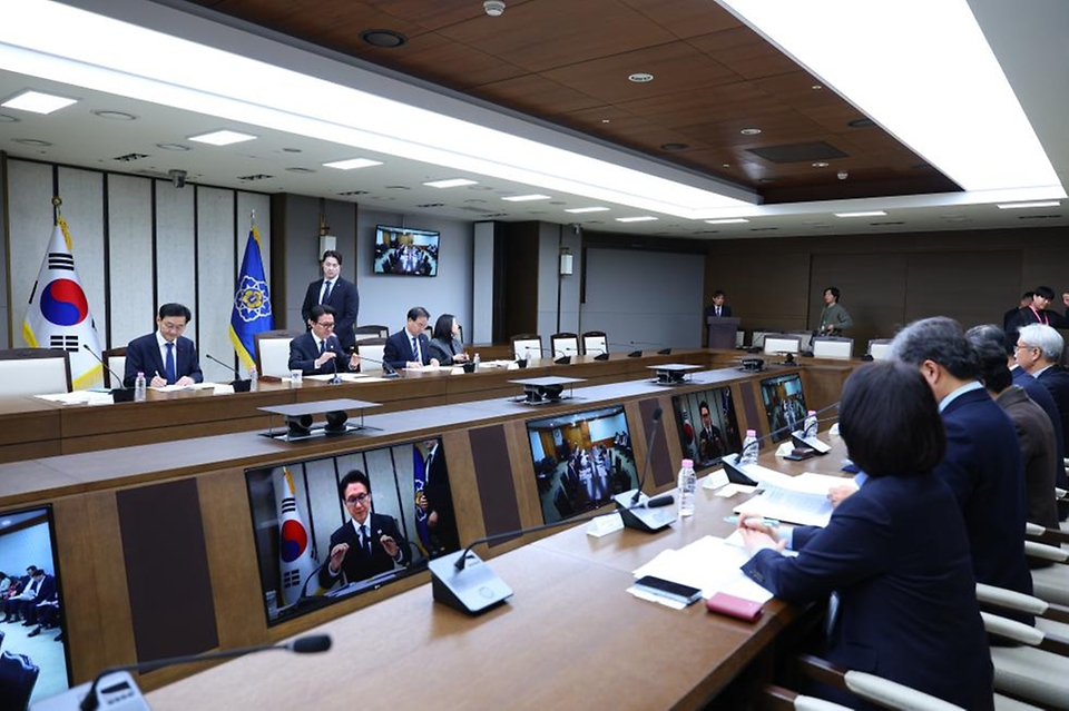 김민석 국무총리가 24일 세종 다솜로 정부세종청사에서 자살 예방 관계 장관회의를 주재하고 있다.