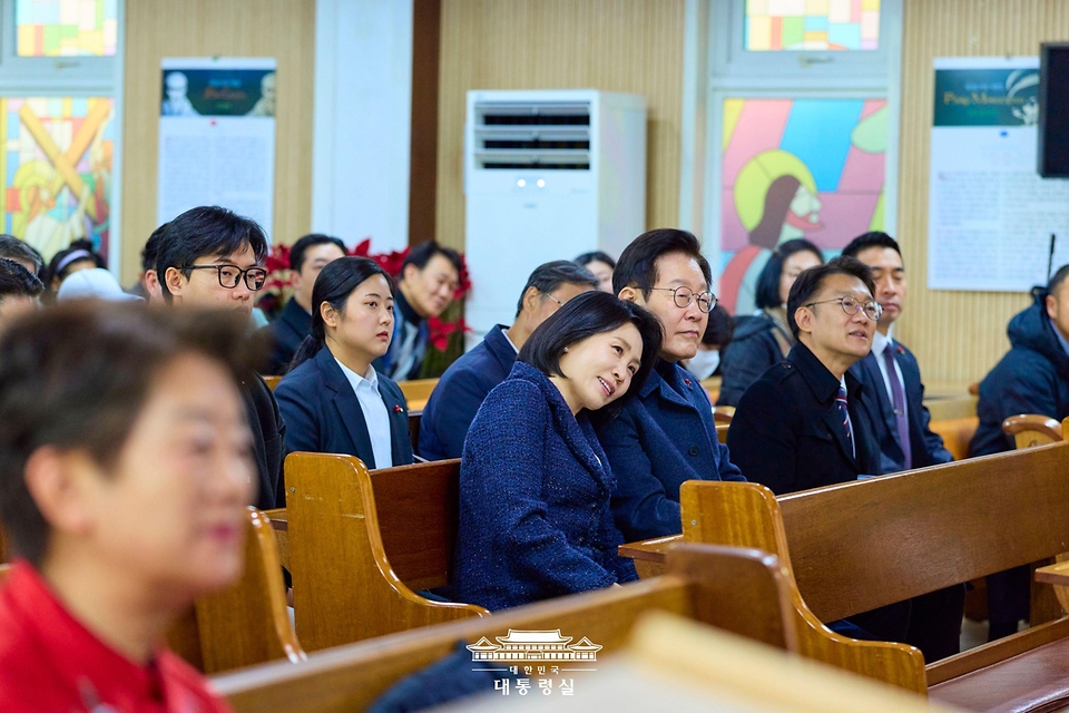 이재명 대통령과 김혜경 여사가 25일 인천 계양구 해인교회에서 성탄 예배를 하고 있다.