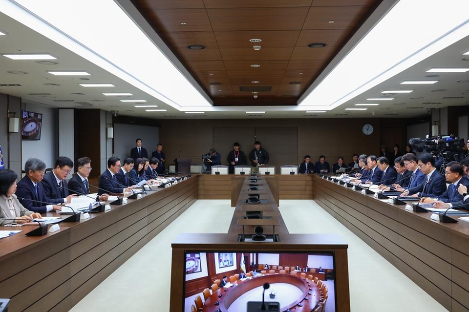 김민석 국무총리가 24일 세종 다솜로 정부세종청사에서 열린 국가정책조정회의를 주재, 모두발언을 하고 있다.