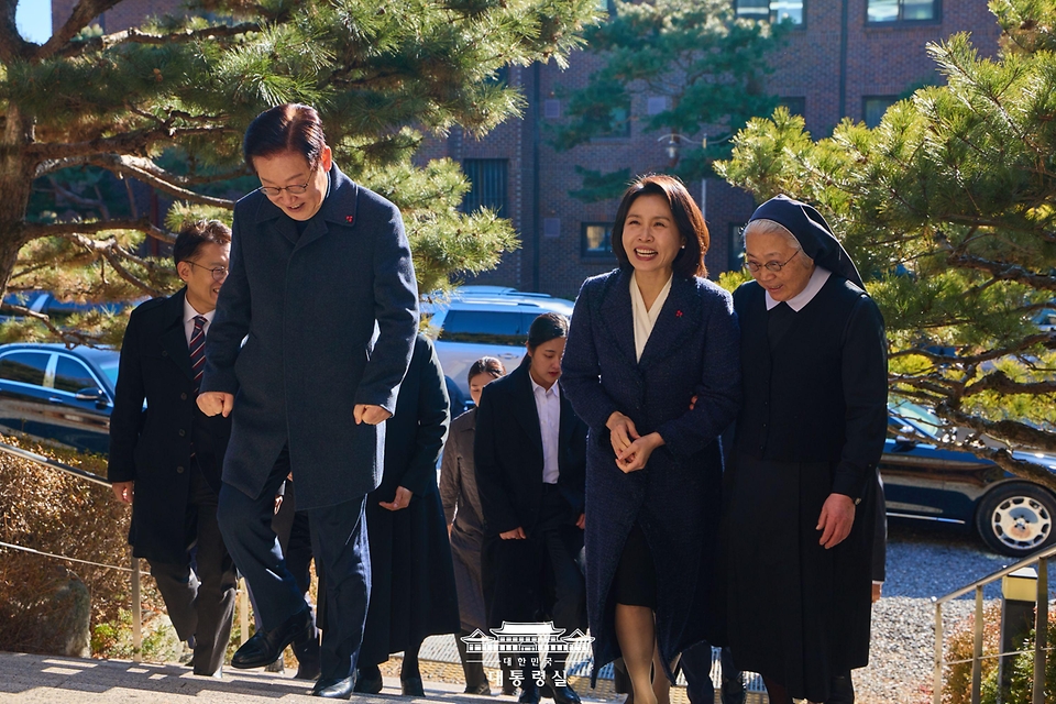 이재명 대통령과 김혜경 여사가 25일 성탄 인사를 하기 위해 인천 계양구 노틀담 수녀원을 방문하고 있다. 