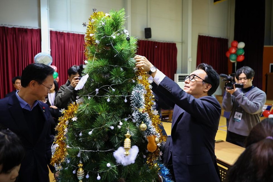 김민석 국무총리가 24일 충북 청주시 아동양육시설인 늘푸른아동원을 방문, 아이들과 함께 크리스마스 트리를 만들고 아이들에게 선물을 전달하고 있다.