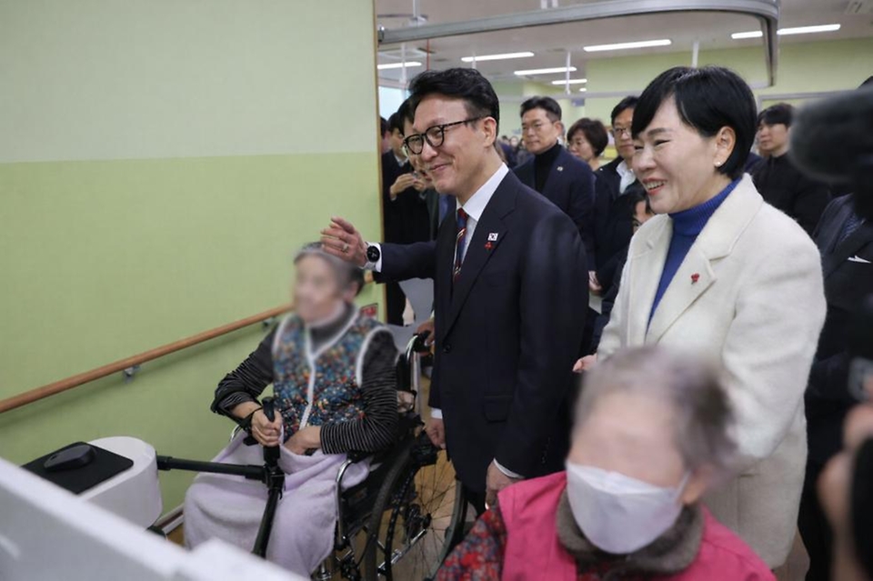 김민석 국무총리가 26일 성동구 시립동부노인전문요양센터를 방문, 시설 참관 및 어르신들과 인사를 나누고 있다.