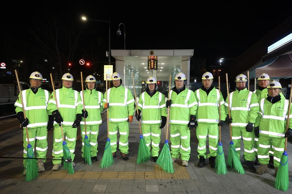 김민석 국무총리가 26일 관악구 신림로 일원에서 환경공무관들과 가로 청소 및 청소를 마친 뒤엔 간담회를 하고 있다.