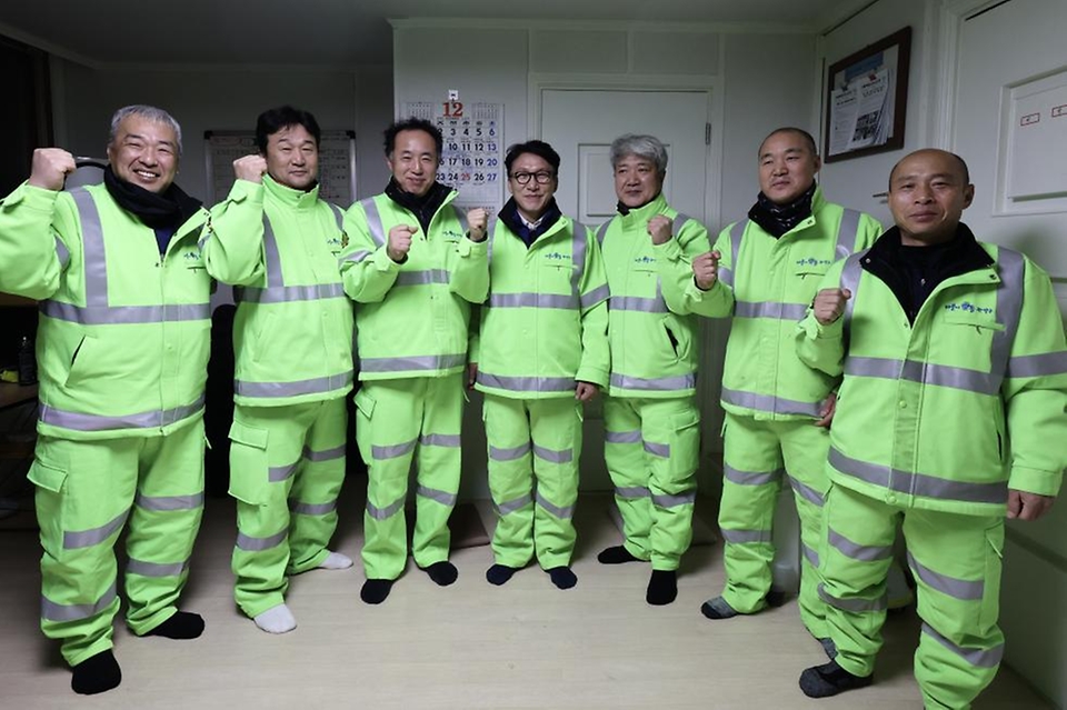 김민석 국무총리가 26일 관악구 신림로 일원에서 환경공무관들과 가로 청소 및 청소를 마친 뒤엔 간담회를 하고 있다.